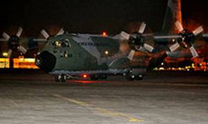 http://upload.wikimedia.org/wikipedia/commons/thumb/a/a0/H%C3%A9rcules_C-130_pousando.jpg/220px-H%C3%A9rcules_C-130_pousando.jpg